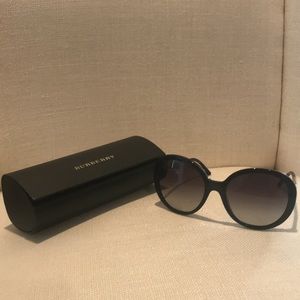 Burberry sunglasses 🕶